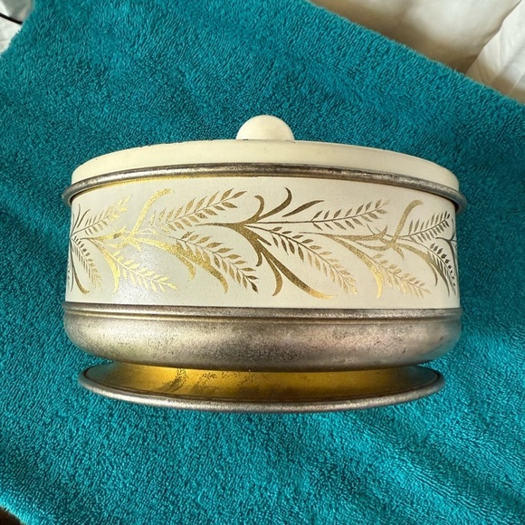 Vintage MCM Guildcraft Tin Container Round  New York USA ~ White w/ Gold Leaves - Picture 7 of 7
